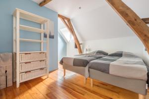 um quarto com 2 camas e uma janela em Maison Juliette, maison à la campagne em Comines