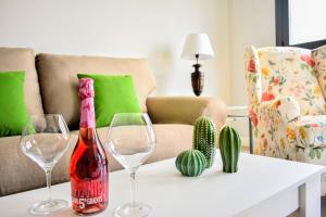 - une bouteille de vin et deux verres sur une table dans l'établissement Los Alamos Beach - Parking, à Torremolinos