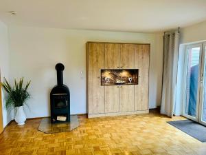 Zimmer mit einem Holzofen und einer Holztür in der Unterkunft Ferienhaus Liese in Carolinensiel