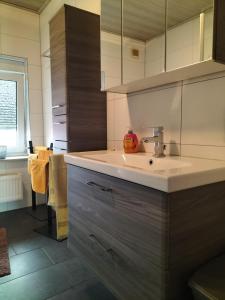 een keuken met een wastafel en een aanrecht bij Ferienwohnung Naturblick in Schönhagen