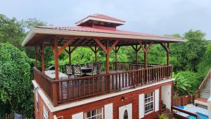 un ampio terrazzo con gazebo in cima a una casa di Caribbean Dream Vacation Property CD1 a Gros Islet