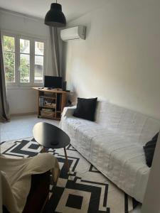 ein Wohnzimmer mit einem Bett, einem Stuhl und einem Tisch in der Unterkunft Avra House in Limassol