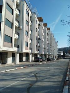 an empty street in front of a large building at S&B Apartman Vrnjačka Banja in Vrnjačka Banja +36 photos