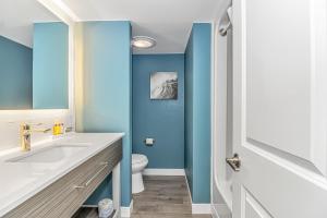 bagno con lavandino bianco e pareti blu di Stunning Oceanfront 2 Bedroom Suite- Sailfish Resort 1111 a Myrtle Beach Altre 39 foto