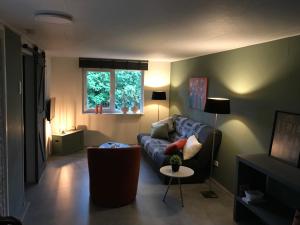 een woonkamer met een bank en een tafel bij De Tip 31 Tiny Chalet in Zeeland