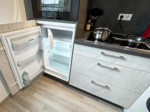 uma cozinha com um frigorífico aberto e um fogão em Modernes Apartment in top Lage komfortabel eingerichtet mit Arbeitsplatz und Küche - Geibelsuite em Hanôver