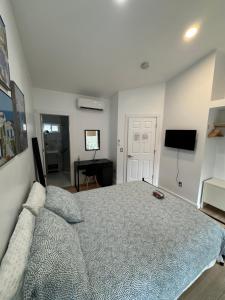 Dormitorio con cama, escritorio y TV en Santoniri private room en Seattle