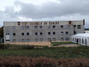 a building with the words s steel do camino on it at ESTRELA DO CAMIÑO in Palas de Rei 