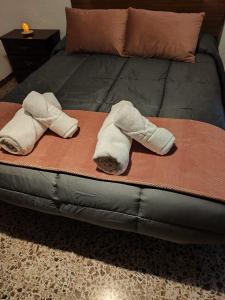 2 toallas encima de la cama en Casa Rural CUARTELILLOS, en Sabariego