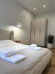 - une chambre avec 2 serviettes blanches sur un lit dans l'établissement Other Apartments, à Ivano-Frankivsk