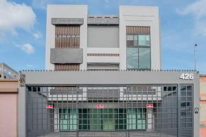 een gebouw met het nummer erop bij LOFT Lujoso y Moderno Con Cama King en Centrico Historico in Durango