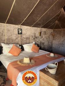 梅爾祖卡的住宿－Desert Sparrow Luxury Camp，一间帐篷内带两张床的卧室