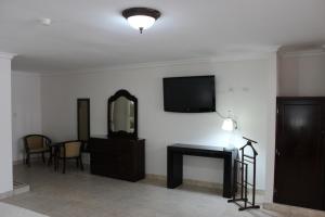 Uma TV ou centro de entretenimento em Hotel Parador