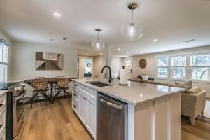 Η κουζίνα ή μικρή κουζίνα στο Newly Renovated LowCountry Cottage with Marsh Views - Sleeps 6