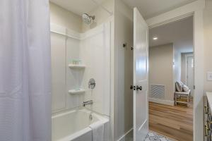 Ένα μπάνιο στο Newly Renovated LowCountry Cottage with Marsh Views - Sleeps 6 +32 φωτογραφίες