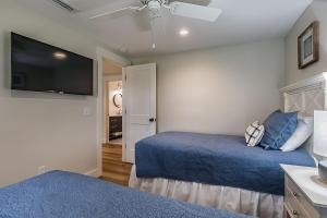 Ένα ή περισσότερα κρεβάτια σε δωμάτιο στο Newly Renovated LowCountry Cottage with Marsh Views - Sleeps 6