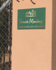 una señal en el lateral de un edificio en Casa Rural con encanto Señorio Manchego ALBACETE, en Yeste