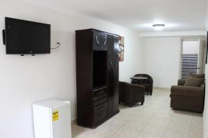 Uma TV ou centro de entretenimento em Hotel Parador