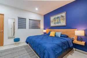 - une chambre bleue avec un lit et un mur bleu dans l'établissement LOFT El Azul en Centro Historico con Cama King, à Durango