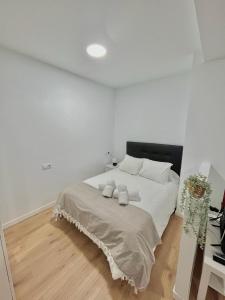 マドリードにあるLofts 4Towers - La Pazの白いベッドルーム(ベッド1台、タオル2枚付)