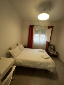 niewielka sypialnia z łóżkiem i oknem w obiekcie Piso completo a 5 minutos del metro linea 5 verde w Madrycie