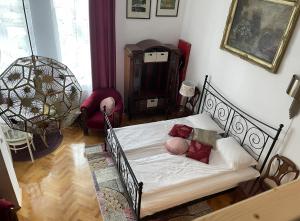 クルジュ・ナポカにあるHestia Luxのベッドルーム1室(白いシーツと赤い枕のベッド1台付)