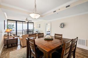 comedor y sala de estar con mesa y sillas en 517 Holiday Isle 517, en Dauphin Island