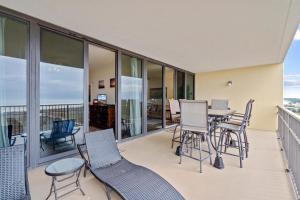 balcón con mesa y sillas en 517 Holiday Isle 517, en Dauphin Island