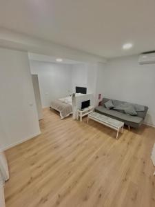 sala de estar con sofá y suelo de madera en Lofts 4Towers - La Paz en Madrid