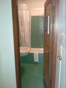 ミラノにあるB&B ブレラのバスルーム(洗面台、トイレ、バスタブ付)