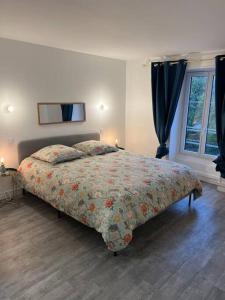 1 dormitorio con cama y ventana en La Mezzavilla, en Nuits-Saint-Georges