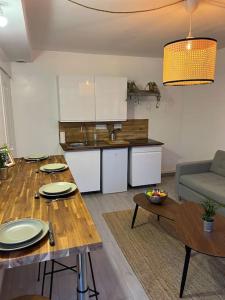 sala de estar con mesa y cocina en La Mezzavilla, en Nuits-Saint-Georges
