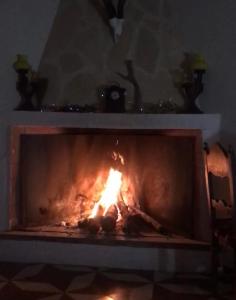 una chimenea con fuego en su interior en Casa Rural con encanto Señorio Manchego ALBACETE, en Yeste