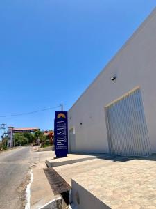 een blauw bord aan de zijkant van een gebouw bij POUSADA NOVO HORIZONTE in Martins