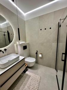 Other Apartments في ايفانو - فرانكيفسك: حمام مع حوض ومرحاض ومرآة