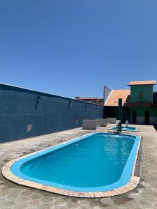 Martins的住宿－POUSADA NOVO HORIZONTE，一座大型蓝色游泳池,位于一座建筑的顶部