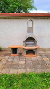 um forno de pizza sentado em cima de um pátio em DG Links -Wunderschöne 40m² große City Wohnung nähe Salzburg em Freilassing