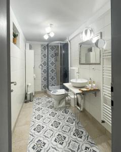 een badkamer met een toilet en een wastafel bij Hestia Lux in Cluj-Napoca