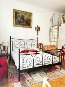 1 dormitorio con 1 cama negra en una habitación en Hestia Lux, en Cluj-Napoca