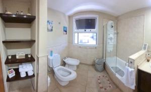 ein Bad mit einem WC, einer Dusche und einem Waschbecken in der Unterkunft Humberto Apart A in Luján