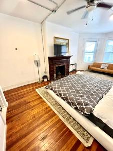 1 dormitorio con 1 cama y chimenea en Legacy - Spring Garden University City, en Filadelfia