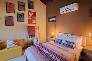1 dormitorio con 1 cama y aire acondicionado en la pared en Pacha - Bangalôs em Pipa, en Pipa
