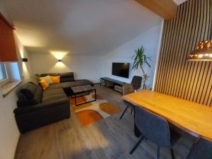 uma sala de estar com um sofá e uma mesa em Haus Rosenegg em Brixen im Thale