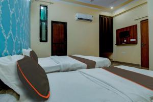 Gulta vai gultas numurā naktsmītnē OYO Flagship Hotel Mohi Palace