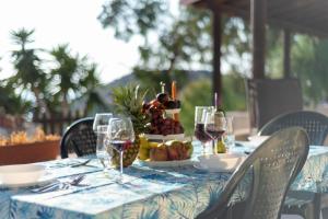 a table with a plate of fruit and wine glasses at Casa Giardinello in Ribera