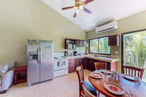 una cocina con una mesa y un refrigerador en Dolce Vita 7028, en Coco