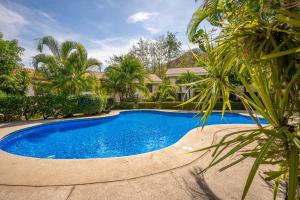 Una gran piscina azul frente a una casa en Dolce Vita 7028, en Coco