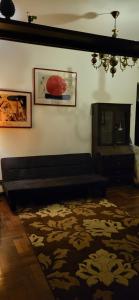 uma sala de estar com um sofá e um tapete em PerlaMarina em Trapani