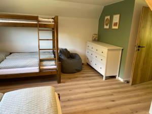 - une chambre avec 2 lits superposés et une commode dans l'établissement Jirotovy boudy I, à Telnice