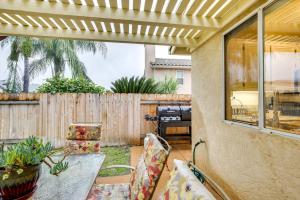 un patio con mesa, sillas y una valla en Peaceful El Cajon Vacation Rental with Patio and Yard!, en El Cajon
